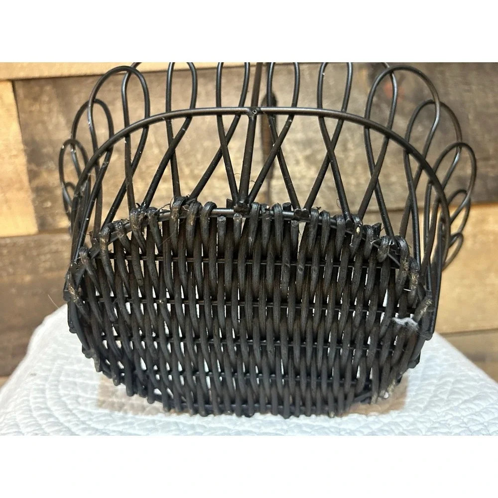 Wicker and Wire‎ Round Basket with Handle 8